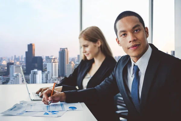 Zakenmensen Discussiëren Tijdens Een Vergadering Het Kantoor Werken Met Laptop — Stockfoto