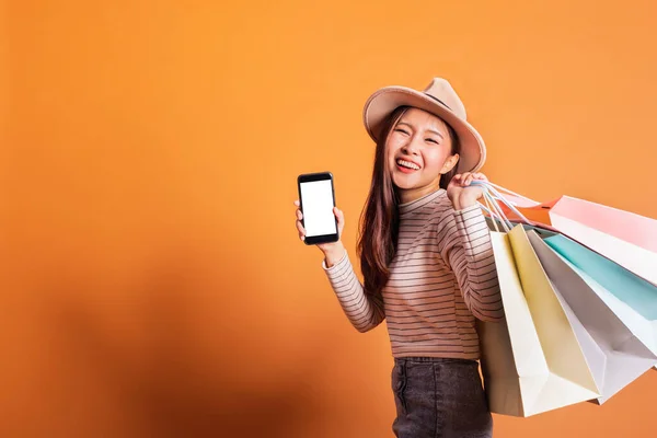 Güzel Modaya Uygun Bir Asyalı Kadın Elinde Telefon Kredi Kartıyla — Stok fotoğraf