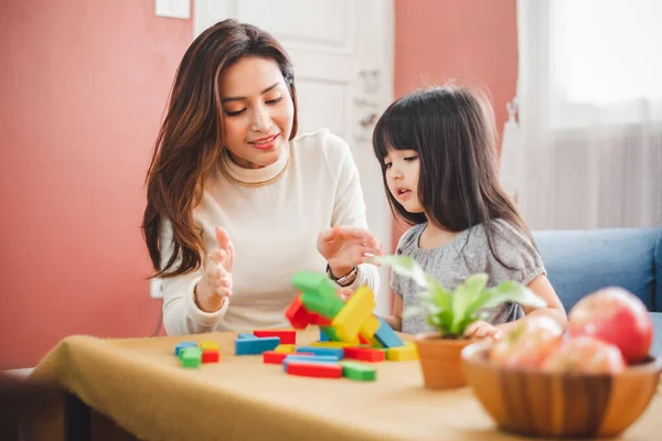 Meisje Dochter Spelen Blokken Speelgoed Met Moeder Gelukkig Familie Concept — Stockfoto