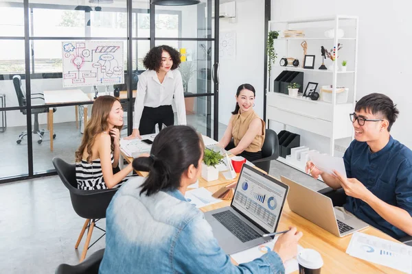 Asiatiska Affärsmän Möte Konferens Och Brainstorming Moderna Kontor Casual Och — Stockfoto