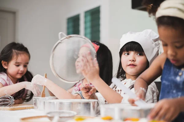 Groep Diversiteit Kinderen Meisje Het Maken Van Taart Bakkerij Keuken — Stockfoto