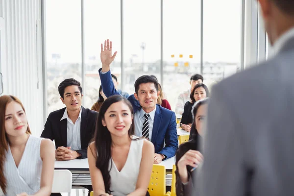 Business Man Raising Hand Asking Speaker Question Answer Concept Meeting — Stock Photo, Image