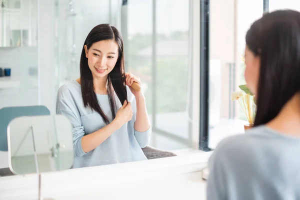 Schönheit Asiatische Frau Kämmt Haare Vor Spiegel — Stockfoto