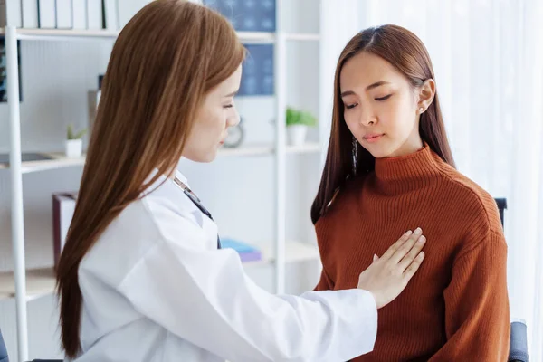 Aziatisch Arts Vrouw Onderzoeken Mammografie Jong Vrouw Voor Borstkanker Ziekenhuis — Stockfoto