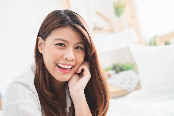 Porträt Schöne Asiatische Frau Zeigt Perfekte Weiße Zähne — Stockfoto