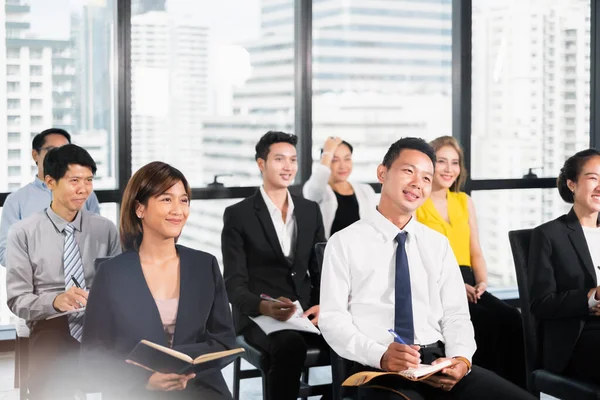 Conférencier Lors Séminaire Avec Nombreux Publics Pour Réunion Affaires Pour — Photo