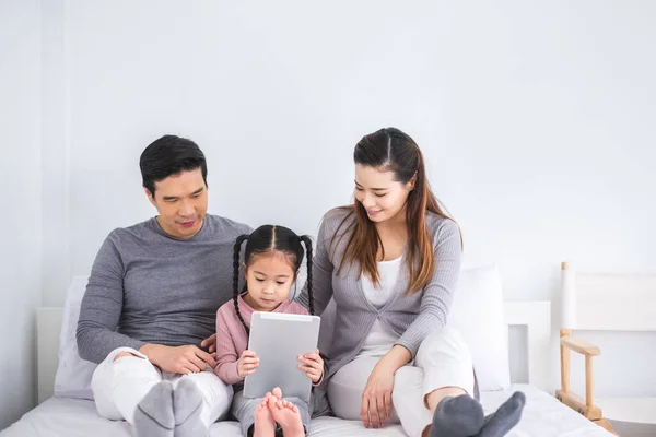 Asiatische Familienmutter Vater Und Tochter Mit Glücklichem Gefühl Mit Tablet — Stockfoto