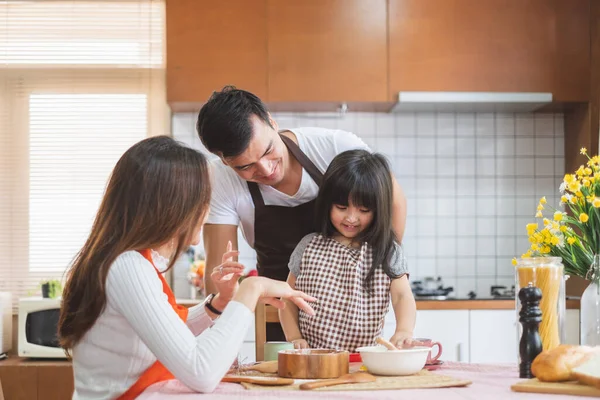 Mutfakta Mutlu Bir Asyalı Aile Yemeği Mutlu Bir Gülümseme Mutlu — Stok fotoğraf