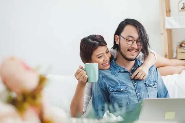 Jeune Amoureux Couple Asiatique Utilisant Téléphone Ordinateur Portable Dans Chambre — Photo