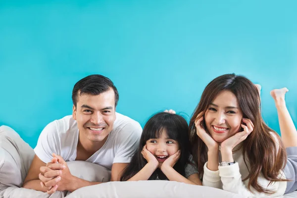 Retrato Feliz Familia Asiática Sobre Fondo Azul —  Fotos de Stock