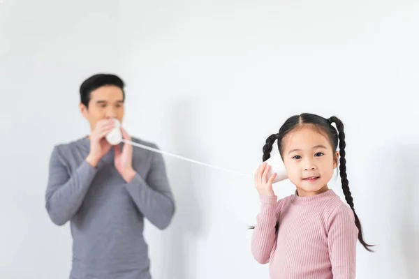 Vater Und Tochter Spielen Telefonpapierbecher Mit Fröhlichem Lächeln Über Weißem — Stockfoto