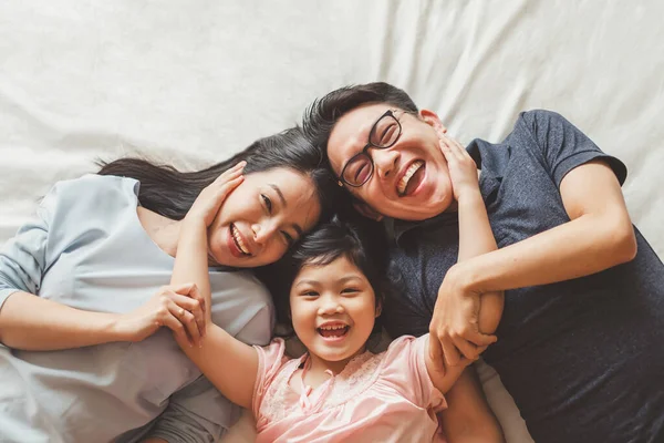 Feliz Familia Asiática Acostada Cama Dormitorio Con Feliz Sonrisa Vista —  Fotos de Stock