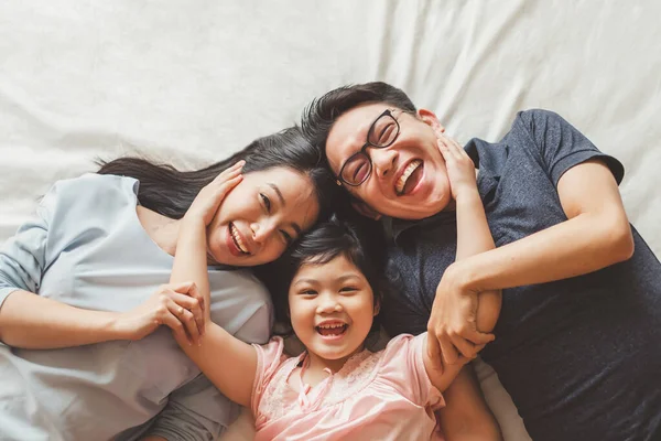 Glückliche Asiatische Familie Liegt Auf Dem Bett Schlafzimmer Mit Glücklichem — Stockfoto