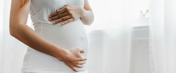 Mujer Embarazada Joven Sosteniendo Vientre Sobre Ventana Blanca Con Pancarta — Foto de Stock
