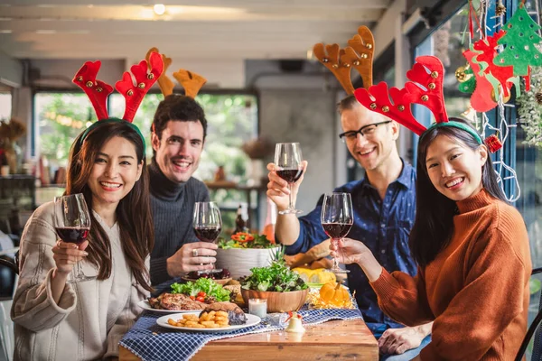 Gruppo Giovani Che Festeggiano Cena Natale Con Bicchiere Vino Selfie — Foto Stock