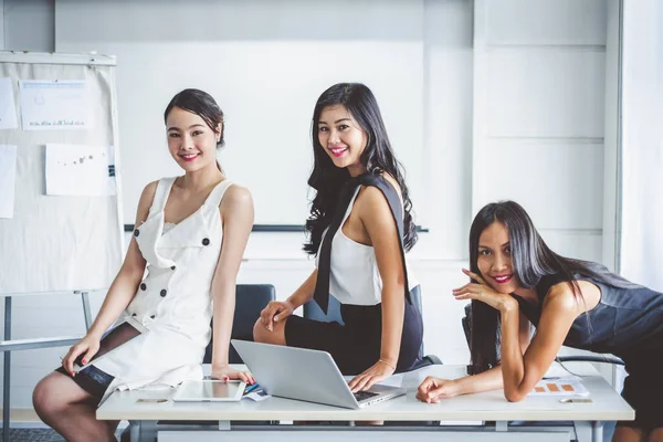 Junge Asiatische Geschäftsfrau Arbeitet Glücklich Lächeln Und Entspannen Büro — Stockfoto