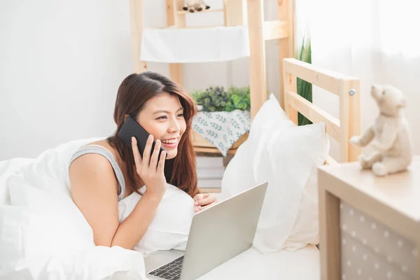 Hermosa Mujer Asiática Que Utiliza Ordenador Portátil Teléfono Inteligente Habitación —  Fotos de Stock