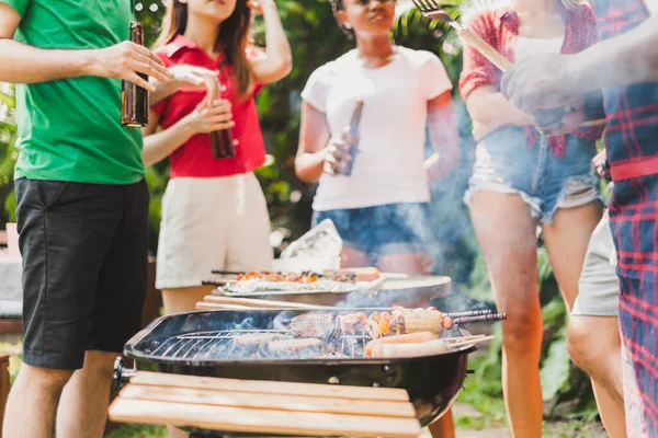 Groep Diversiteitsmensen Die Thuis Barbecuefeest Houden Gegrild Vlees Rundvlees Koken — Stockfoto