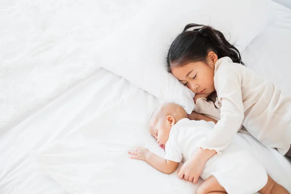 Asiatique Mignonne Fille Dormir Avec Bébé Sur Lit Blanc — Photo