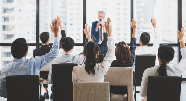 Grupo Empresários Levantar Mãos Para Fazer Perguntas Respostas Orador Seminário — Fotografia de Stock