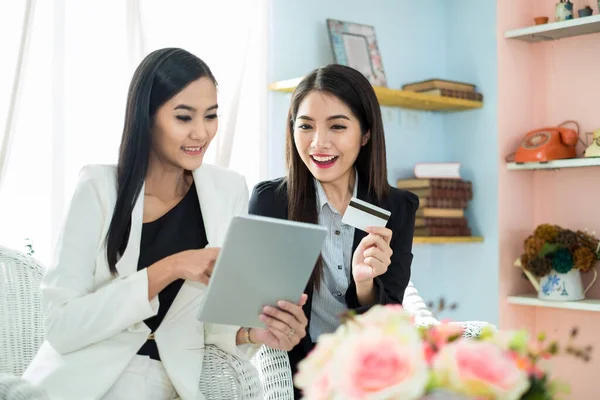 Дві Молоді Азіатські Бізнес Леді Костюмі Використовуючи Планшет Кредитну Картку — стокове фото