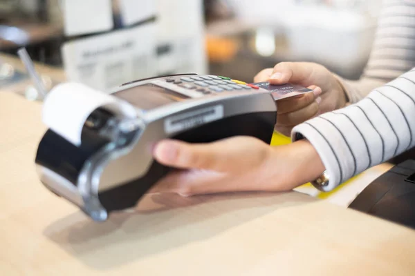 Cliente Usando Carrinho Crédito Para Pagamento Proprietário Restaurante Café Tecnologia — Fotografia de Stock