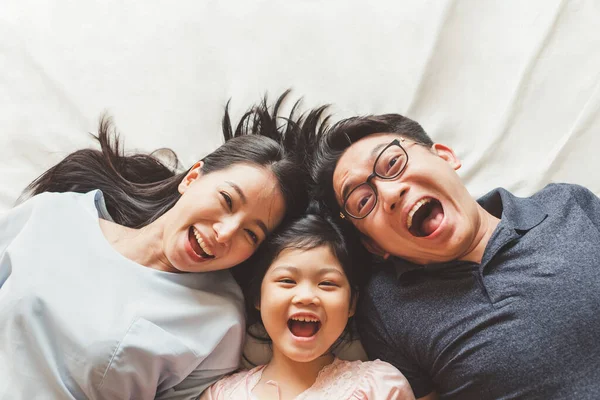 Feliz Familia Asiática Acostada Cama Dormitorio Con Feliz Sonrisa Vista —  Fotos de Stock