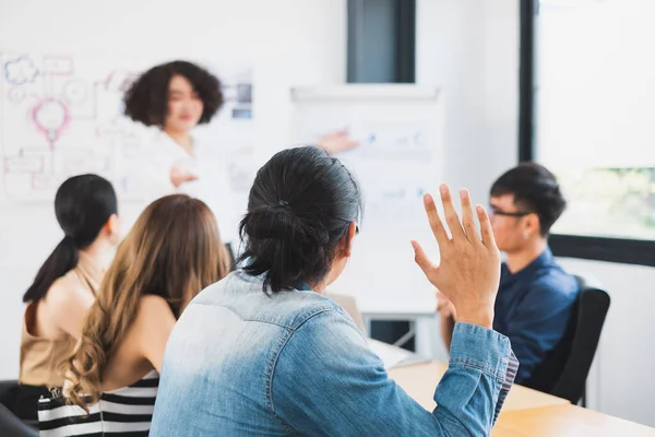 Asian Business People Rising Hand Asking Question While Meeting Office — Stock Photo, Image