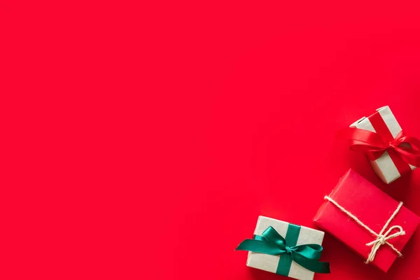 Cadeau Presenteert Doos Rode Achtergrond Voor Chirstmas Gelukkig Nieuwjaar Concept — Stockfoto