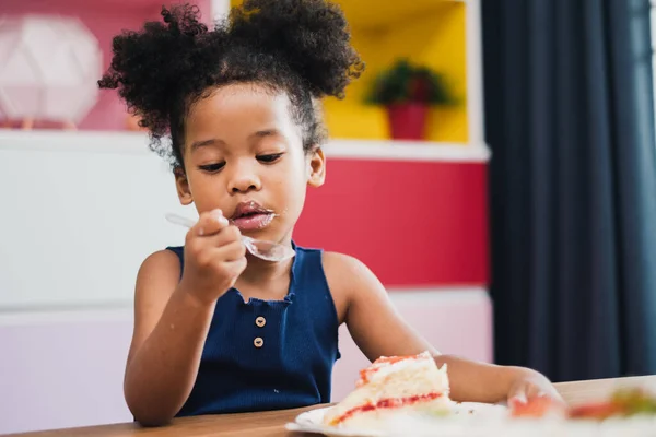 Afrikaans Meisje Kind Eten Zoete Taart — Stockfoto