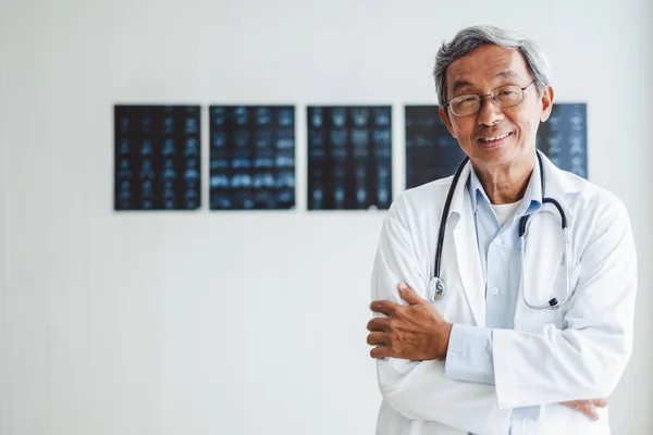 Retrato Sênior Ásia Médico Sobre Radiografia Fundo Asiático Médico Conceito — Fotografia de Stock