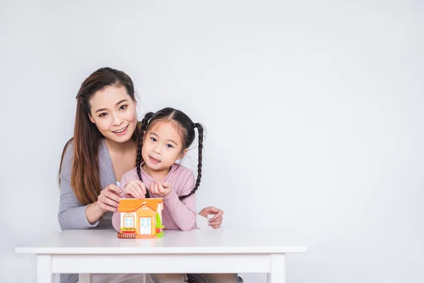 Glückliche Asiatische Familie Die Münzen Eine Schachtel Über Weißem Hintergrund — Stockfoto