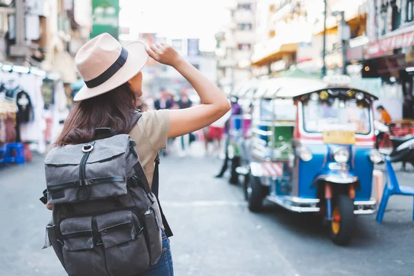 Asian Traveler Tourist Walking Travelling Khao San Пешеходная Улица Бангкок — стоковое фото