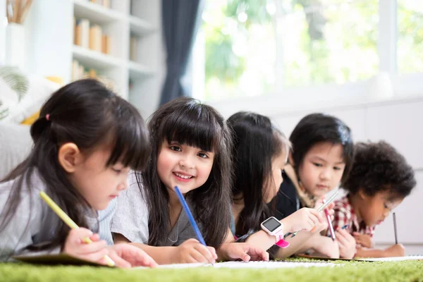 Groepsdiversiteit Schattige Kinderen Studeren Thuis Kinderen Onderwijs Concept — Stockfoto