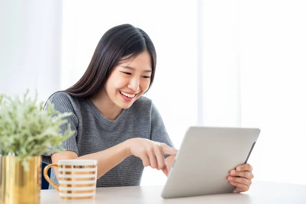 Junge Asiatin Nutzt Internet Tablet Für Online Shopping Lifestylekonzept — Stockfoto