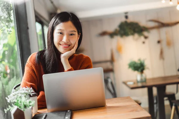 Porträt Junge Asiatische Geschäftsfrau Arbeitet Laptop Café Lächelt Und Arbeitet — Stockfoto