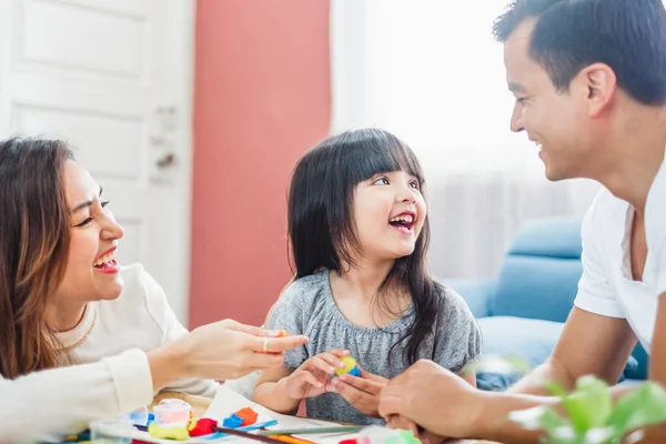 Meisje Dochter Spelen Blokken Speelgoed Vader Moeder Gelukkig Familie Concept — Stockfoto