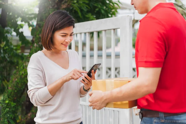 Asian Delivery Man Deliver Box Parcel Package Customer Home Shipping — Stock Photo, Image