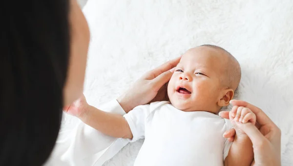 Mladý Asijské Matka Holding Newborn Dítě Láskou Bílý Lůžko Mother — Stock fotografie