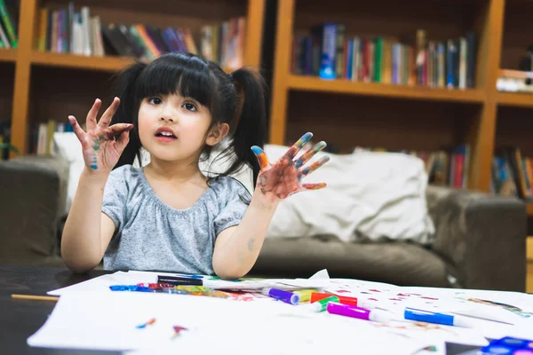 Kid Meisje Spelen Met Kleur Tekening Kunstwerk — Stockfoto