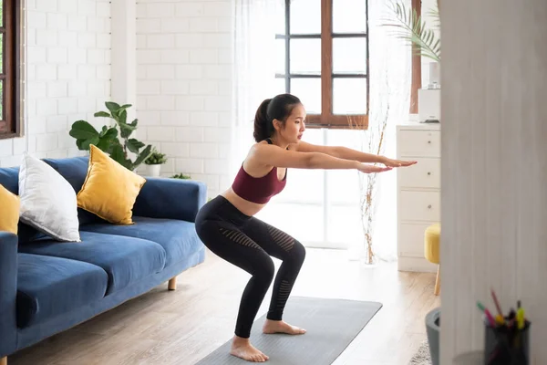 Genç Asyalı Sağlıklı Kadın Antrenmanı Evde Egzersiz Formda Yoga Yapıyor — Stok fotoğraf