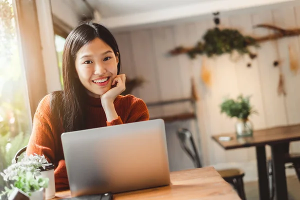 Retrato Joven Mujer Negocios Asiática Trabajando Ordenador Portátil Cafetería Sonriente —  Fotos de Stock