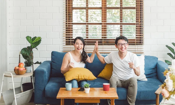 アジアのカップルの男性と女性が一緒に仕事をする時間を過ごす家庭 アジアのカップルの家族のライフスタイルの概念 — ストック写真