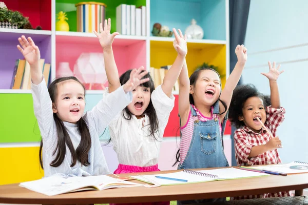 Kelompok Keragaman Anak Anak Yang Belajar Sekolah Meningkat Tangan Dan — Stok Foto