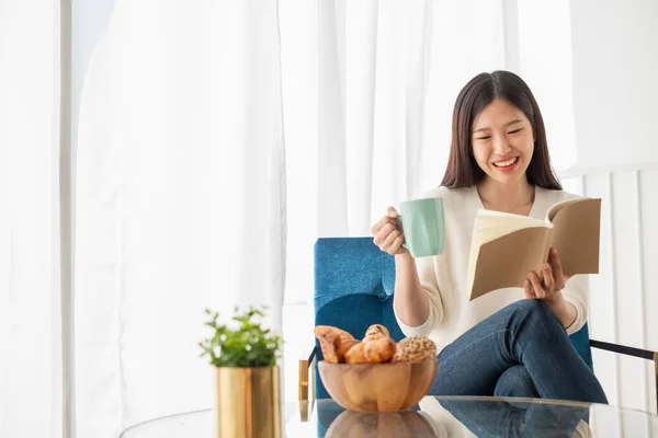 Joven Hermosa Mujer Asiática Relajarse Sala Estar Casa Leer Libros —  Fotos de Stock