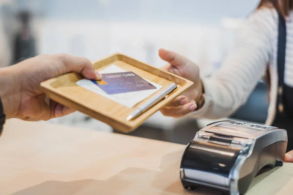 Cliente Usando Carrinho Crédito Para Pagamento Proprietário Restaurante Café Tecnologia — Fotografia de Stock