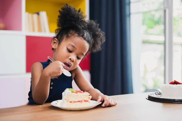 Afrikaans Meisje Kind Eten Zoete Taart — Stockfoto