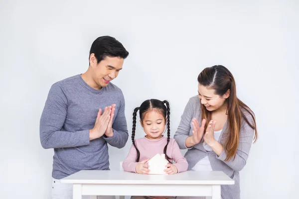 Heureuse Famille Asiatique Insérer Des Pièces Monnaie Boîte Sur Fond — Photo