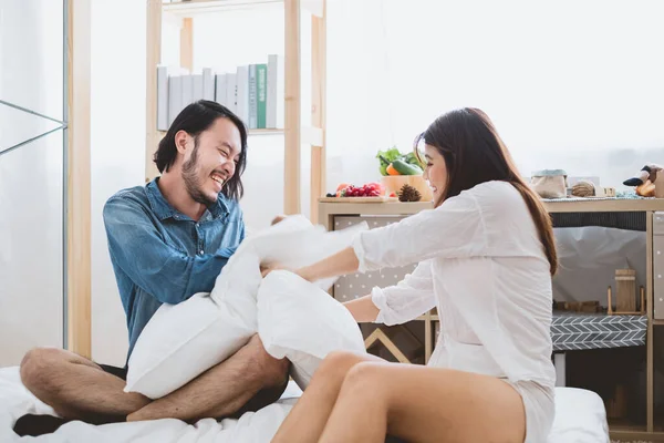 Joven Pareja Asiática Amante Divertirse Cosquillas Juntos Sonrisa Risa Dormitorio —  Fotos de Stock