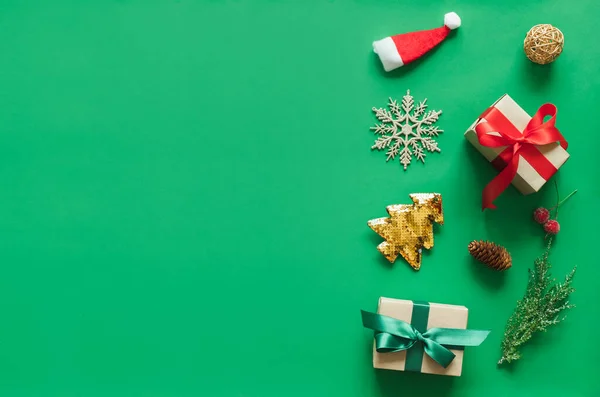 Kerst Achtergrond Met Cadeau Aanwezig Groene Achtergrond Met Kopieerruimte Flatlay — Stockfoto
